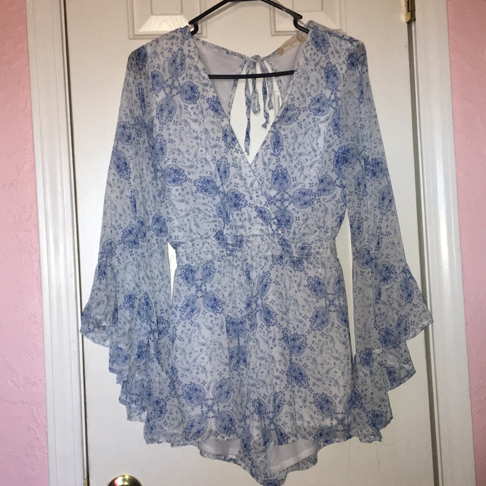 Altar’d State floral romper || size medium